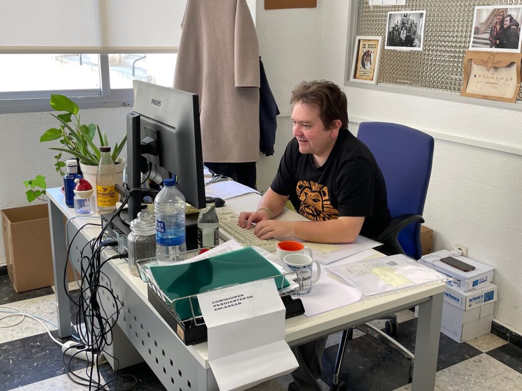 Foto de Guillermo Requena desarrollando su puesto de trabajo de INEE